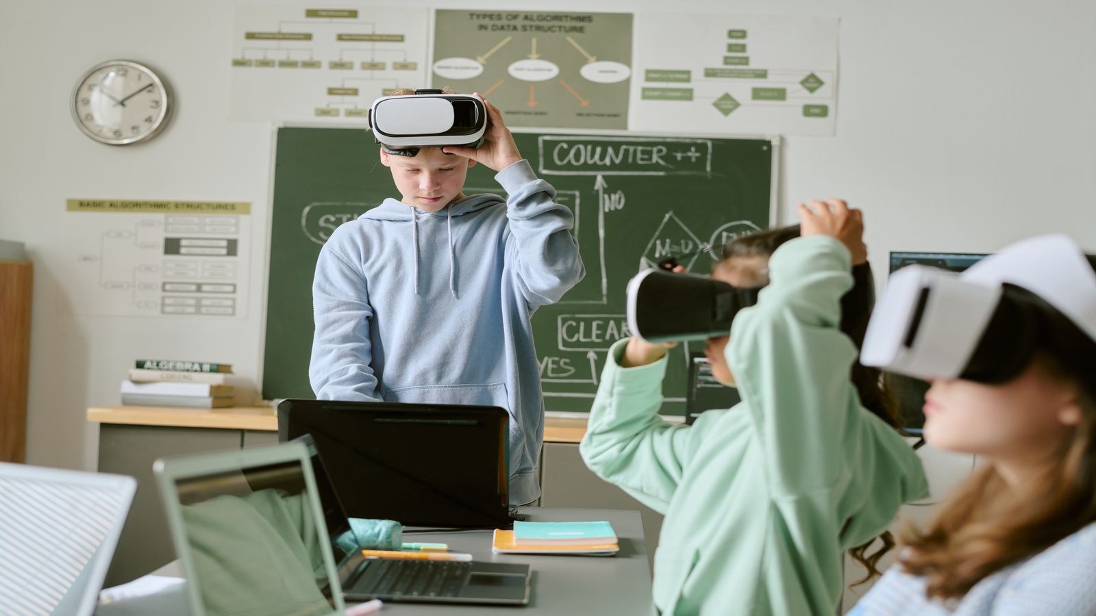 Interactive & Immersive Learning: Using Simulations and Real‑World Digital Tools to Make Studying Fun